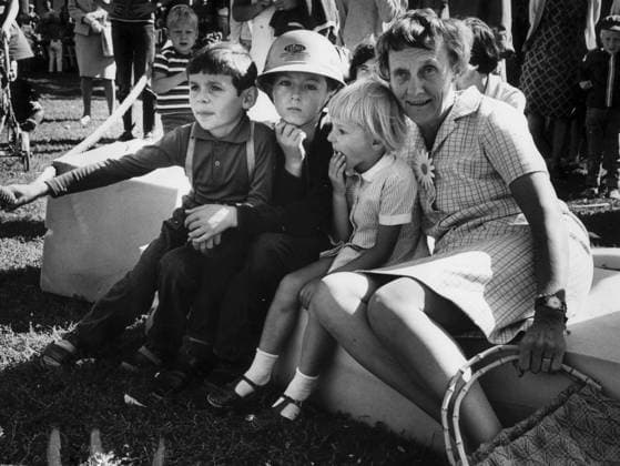 SCANPIX SWEDEN, 1968-08-21. Astrid Lindgren vid invigningen av Barnens dag i Vasaparken i Stockholm. Barnboksförfattarinnan sitter tillsammans med sma barn. x20360x *** SCANPIX SWEDEN, 1968 08 21 Astrid Lindgren at the opening of Childrens Day in Vasaparken in Stockholm The author of the childrens book sits with her children x20360x  Copyright: xSven-AkexHjelte TTx 20360