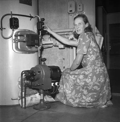 GÖTEBORG 1951 Hemmafru ser till den nya oljepannan. GÖTEBORG SVERIGE x1900x *** GÖTEBORG 1951 Housewife looks after the new oil boiler GÖTEBORG SWEDEN x1900x  Copyright: xTTxHISTORICALx OLJEPANNA
