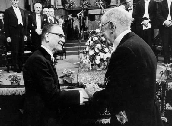 STOCKHOLM 1970-12-10 Nobel 1970. Svenske Ulf von Euler tar emot Nobelpriset i fysiologi eller medicin av kung Gustaf VI Adolf vid prisutdelningen i Konserthuset STOCKHOLM SVERIGE PB-KOD:194 x194x *** STOCKHOLM 1970 12 10 Nobel 1970 Swedish Ulf von Euler receives the Nobel Prize in Physiology or Medicine from King Gustaf VI Adolf at the award ceremony in the Stockholm Concert Hall STOCKHOLM SWEDEN PB KOD 194 x194x  Copyright: xPressensxBild TTx NOBEL 1970 KONSERTHUSET
