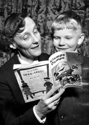 SCANPIX SWEDEN, 1955-02-05. Astrid Lindgren läser ur en av sina böcker. Läser ur boken Klump Dumpe för en liten pojke. kultur x20360x *** SCANPIX SWEDEN, 1955 02 05 Astrid Lindgren reads from one of her books Reads from the book Klump Dumpe for a Little Boy Culture x20360x  Copyright: xTTx 20360