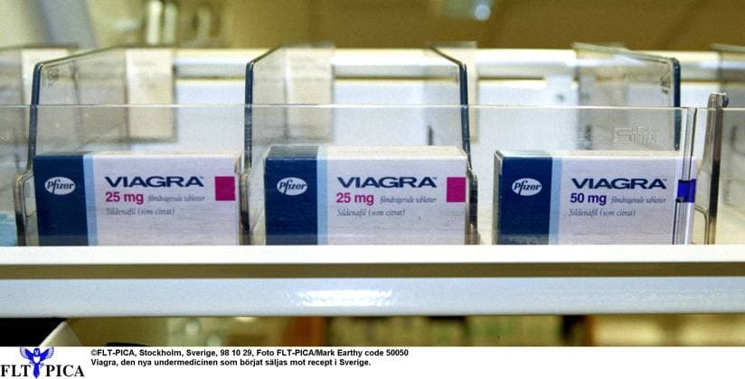 SCANPIX SWEDEN Stockholm, Sverige, 98 10 29, Foto Mark Earthy SCANPIX code 50050 Viagra, den nya undermedicinen som börjat säljas pa recept i Sverige. Askar i hylla. Stockholm Sverige hälsa x50050x *** SCANPIX SWEDEN Stockholm, Sweden, 98 10 29, Photo Mark Earthy SCANPIX code 50050 Viagra, the new wonder drug that has started to be sold on prescription in Sweden Shelf in Stockholm Sweden health x50050x  Copyright: xMarkxEarthy TTx 50050