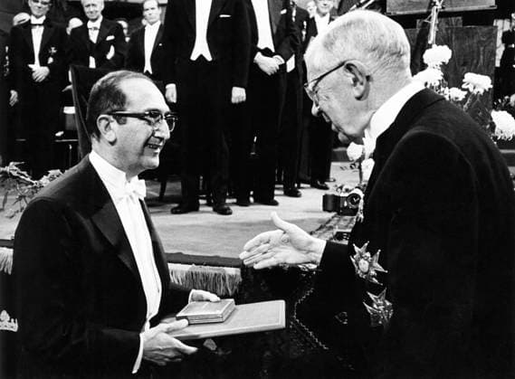STOCKHOLM 1969-12-10. Professor Salvador E. Luria, italiensk-amerikansk bakteriolog, tar emot Nobelpriset i fysiologi eller medicin ur Sveriges kung Gustaf VI Adolfs hand vid Nobelprisceremonin i Stockholms konserthus. Stockholm Sverige x37770x *** STOCKHOLM 1969 12 10 Professor Salvador E Luria, Italian-American bacteriologist, receives the Nobel Prize in Physiology or Medicine from Swedens King Gustaf VI Adolf at the Nobel Prize Ceremony in Stockholm Concert Hall Stockholm Sweden x37770x  Copyright: xReportagebild TTx NOBELPRISUTDELNINGEN 1969 - LURIA