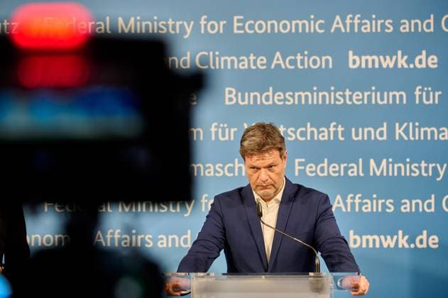 News Themen der Woche KW08 News Bilder des Tages Robert Habeck äussert sich zu den Produktionskapazitäten für die benötigte Energiewende DEU, Deutschland, Berlin, 21.02.2023: Pressestatement von Bundesminister Robert Habeck zum 3. Roundtables. Erläuterungen in welchem Umfang sich die Produktionskapazitäten für die benötigte Energiewende erhöhen müssen. *** Robert Habeck comments on production capacities for the needed energy turnaround DEU, Germany, Berlin, 21 02 2023 Press statement by Federal Minister Robert Habeck on 3 Roundtables Explanation of the extent to which production capacities for the needed energy turnaround must increase