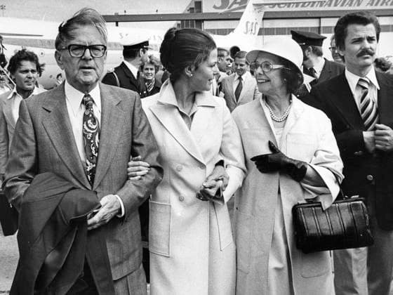 FILES STOCKHOLM 19760617. Silvia Sommerlath meets her parents Walther and Alice and her brother Joerg at Arlanda airport, two days ahead of her wedding to Swedish King Carl XVI Gustaf. STOCKHOLM SWEDEN x11014x *** FILES STOCKHOLM 19760617 Silvia Sommerlath meets her parents Walther and Alice and her brother Joerg at Arlanda airport, two days ahead of her wedding to Swedish King Carl XVI Gustaf STOCKHOLM SWEDEN x11014x  Copyright: xRAGNHILDxHAARSTADx xTTx SILVIA SOMMERLATH