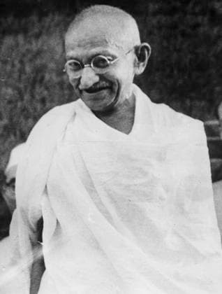 Arkiv 1946 - Mohandas Karamchand Gandhi (1869-1948) kallad för Mahatma, vilket betyder stor ande, blev ledare för den indiska självständighetsrörelsen 1920. Hans bakgrund var juridikstudier i London och advokat i Sydafrika fran 1893-1914. Där var han en förkämpe för den indiska minoriteten och utvecklade sina icke-valdsmetoder under paverkan av bl a Tolstoj. När han 1915 atervände till Indien upprördes han över det brittiska förtrycket mot fattiga och lagkastiga. Som ledare för självständighetsrörelsen organiserade han den första stora passiva motstands-och ohörsamhetskampanjen. Han kunde inte helt förhindra valdshandlingar och hölls därför fängslad i flera omgangar. Genom sitt enkla leverne, bön oc  Copyright: xÄldrexbildx