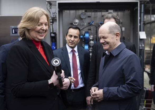 News Themen der Woche KW08 News Bilder des Tages Duisburg - Bundeskanzler Olaf Scholz besucht das ZBT *** NUR FÜR REDAKTIONELLE ZWECKE *** EDITORIAL USE ONLY ***<p>Bundestagspräsidentin Bärbel Bas und Bundeskanzler Olaf Scholz besuchen am Dienstag den 21.02.2023 das Wasserstoff-Testfeld des Zentrum für Brennstoffzellenforschung (ZBT) in Duisburg. Deutschland NRW Duisburg Copyright: LarsxHeidrich *** Duisburg Federal Chancellor Olaf Scholz visits the ZBT FOR EDITORIAL PURPOSES ONLY EDITORIAL USE ONLY p Bundestag President Bärbel Bas and Federal Chancellor Olaf Scholz visit the hydrogen test field of the Center for Fuel Cell Research ZBT in Duisburg Germany NRW Duisburg on Tuesday 21 02 2023 Copyright LarsxHeidrich Copyright: LarsxHeidrich doc7p13l24oc3lr801pe9r ,EDITORIAL USE ONLY