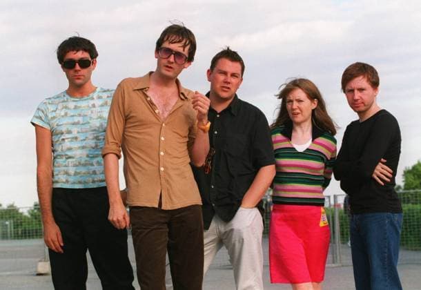 STOCKHOLM 980723 - Popbandet Pulp gästar Skansen i Stockholm, sangaren Jarvis Cocker i beige skjorta. STOCKHOLM SVERIGE x1013x *** STOCKHOLM 980723 Pop band Pulp visits Skansen in Stockholm, singer Jarvis Cocker in beige shirt STOCKHOLM SWEDEN x1013x  Copyright: xJackxMikrutx