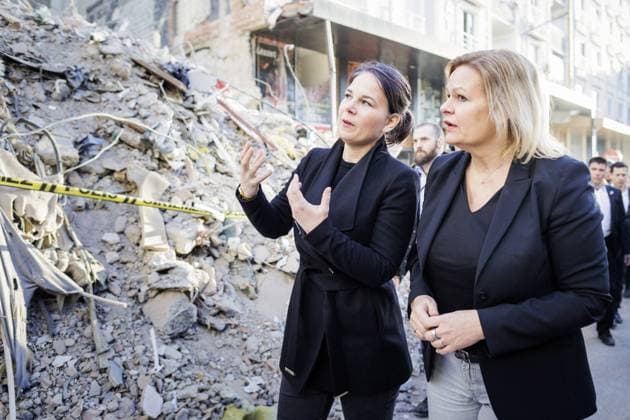 Bilder des Jahres 2023, News 02 Februar News Themen der Woche KW08 News Bilder des Tages Annalena Baerbock (Buendnis 90 Die Gruenen), Bundesaussenministerin, und Nancy Faeser (SPD), Bundesministerin fuer Inneres und Heimat, aufgenommen im Rahmen eines Gangs durch eine vom Erdbeben zerstoerte Straâˆöüe in Pazarcik, 21.02.2023. Pazarcik Tuerkei *** Annalena Baerbock Buendnis 90 Die Gruenen , Federal Minister of Foreign Affairs, and Nancy Faeser SPD , Federal Minister of the Interior and Home Affairs, photographed during a walk through a street destroyed by the earthquake in Pazarcik, 21 02 2023 Pazarcik Turkey. Copyright: xKiraxHofmannx