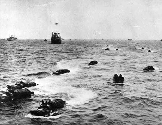 SEKLET-KRIG OCH KONFLIKTER-40 Den 6 juni 1944 iscensätts operation Overlord i Normandie, Frankrike. De allierade förbanden sattes iland vid den franska atlantkusten och historiens största invasion fran havet hade startat. The D-day var början till de västallierades tag mot Tyskland. Bilden visar landstigningsfarkoster pa väg till franska kusten. Soldaterna möttes vid landstigningen av ett regn av kulor och granater. Tusentals män dog pa stranden. FRANKRIKE x450x *** THE SECOND WAR AND CONFLICT 40 On June 6, 1944, Operation Overlord is staged in Normandy, France Allied units landed on the French Atlantic coast and the largest invasion in history from the sea had begun The D day was the beginning o  Copyright: xUPIx
