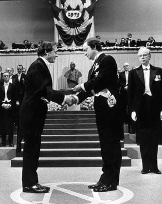 File Sweden Nobel 1973. Chemistry laureate Geoffrey Wilkinson, Great Britain receives his prize from the hands of his majesty King Carl XVI Gustaf. Wilkinson shares the prize witrh Ernst Otto Fischer, STOCKHOLM Sverige PB-KOD:1001 x1001x *** File Sweden Nobel 1973 Chemistry laureate Geoffrey Wilkinson, Great Britain receives his prize from the hands of his majesty King Carl XVI Gustaf Wilkinson shares the prize witrh Ernst Otto Fischer, STOCKHOLM Sweden PB KOD 1001 x1001x  Copyright: xJANxCOLLSIÖÖx GEOFFREY WILKINSON
