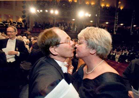 STOCKHOLM 19991210 - The Nobel Prize winner in physics, professor Gerardus t Hooft of the Netherlands kisses his wife Betteke after the award ceremony Friday, December 10, 1999. STOCKHOLM SVERIGE x1030x *** STOCKHOLM 19991210 The Nobel Prize winner in physics, professor Gerardus t Hooft of the Netherlands kisses his wife Betteke after the award ceremony Friday, December 10, 1999 STOCKHOLM SVERIGE x1030x  Copyright: xJonasxEkströmer TTx NOBEL 1999 KONSERTHUSET