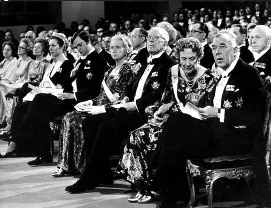 STOCKHOLM 1971-12-10 Nobelpriset 100 ar. Nobelprisutdelning i Filadelfiakyrkan 1971 när Konserthuset renoveras. Bilden (fr.v.): De kungliga vid Nobelprisutdelningen: Prinsessan Christina, prins Carl Gustaf, prinsessan Sibylla, kung Gustaf Adolf, prinsessan Margaretha och prins Bertil. STOCKHOLM SVERIGE x20360x *** STOCKHOLM 1971 12 10 Nobel Prize 100 years Nobel Prize ceremony in Filadelfiakyrkan 1971 when the Concert Hall is being renovated Picture from left The royals at the Nobel Prize ceremony Princess Christina, Prince Carl Gustaf, Princess Sibylla, King Gustaf Adolf, Princess Margaretha and Prince Bertil STOCKHOLM SWEDEN x20360x  Copyright: xTTx NOBEL 1971 FILADELFIAKYRKAN