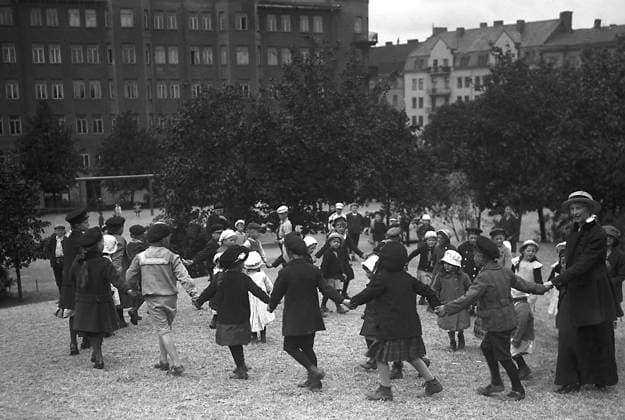 ARKIV 1911 Barn dansar i ring i Vasaparken. Children dance in a circle in Vasaparken i Stockholm. Stockholm Sverige x1900x *** ARKIV 1911 Barn dansar i ring i Vasaparken Children dance in a circle in Vasaparken i Stockholm Stockholm Sweden x1900x  Copyright: xTTxHISTORICALx PARKLEK