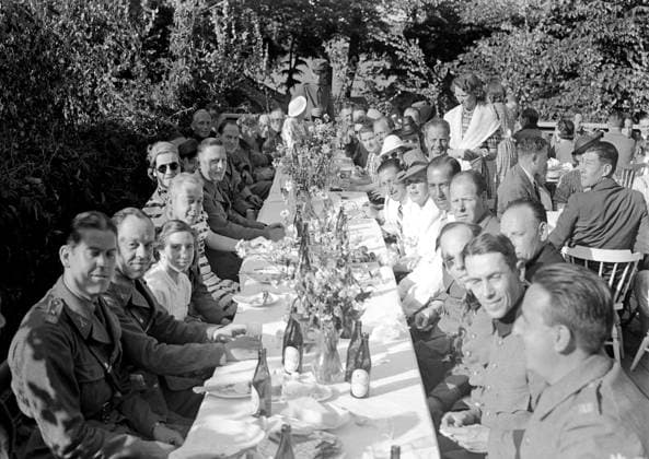 ARKIV 1940 Försvarsorganisationen Landstormen midsommarfestar pa Lidingöbro värdshus Lidingö Sverige x1900x *** Archive 1940 The Defence Organisation Landstorm midsummer celebrations at Lidingöbro inn Lidingö Sweden x1900x  Copyright: xTTxHISTORICALx LANDSTORMEN