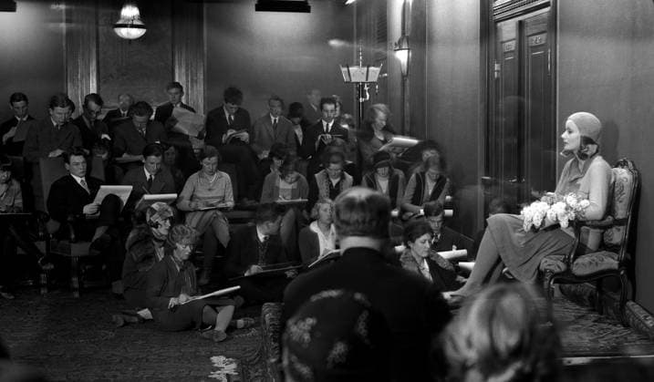 ARKIV 1929 Greta Garbo som redan etablerat sig som stjärna i Hollywood med filmer som Anna Karenina och En gudomlig kvinna tar sig tid att sitta modell i biografen Palladiums foajÃ för konstakademiens elever under ett besök i Stockholm. Hollywood star Greta Garbo sits for a portrait at cinema Palladium in Stockholm. Stockholm Sverige x1900x *** ARCHIVE 1929 Greta Garbo, who has already established herself as a star in Hollywood with films such as Anna Karenina and A Divine Woman, takes the time to sit for a portrait in the foyer of the Palladium cinema for the students of the Academy of Fine Arts during a visit to Stockholm Hollywood star Greta Garbo sits for a portrait at cinema Palladium in Stockholm Stockholm Sweden x1900x  Copyright: xTTxHistoricalx GRETA GARBO