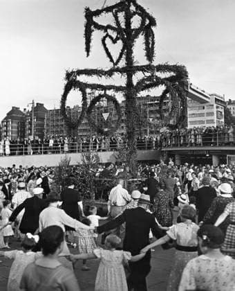 ARKIV STOCKHOLM 1940. Midsommardans runt stangen i Slussen, omkring 1940. STOCKHOLm SVERIGE x1060x *** ARKIV STOCKHOLM 1940 Midsummer dance around the pole in Slussen, around 1940 STOCKHOLM SWEDEN x1060x  Copyright: xBertilxNorberg TTx MIDSOMMAR I SLUSSEN