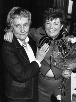 ARKIV -1985 Astrid Lindgren delar ut Astrid Lindgren-priset till författaren Viveca Sundvall. STOCKHOLM Sverige PB-KOD: 1010 x1006x *** ARCHIVE 1985 Astrid Lindgren presents the Astrid Lindgren Prize to the author Viveca Sundvall STOCKHOLM Sweden PB KOD 1010 x1006x  Copyright: xROLFxHAMILTONx ASTRID LINDGREN-PRISET 1985