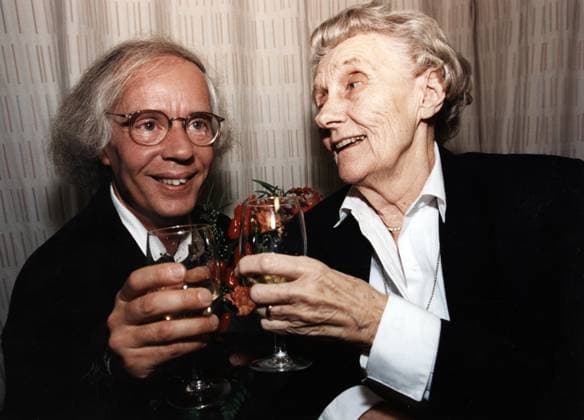 ARKIV 19931124. Författaren Ulf Stark tillsammans med barnboksförfattarinnan Astrid Lindgren efter att ha tagit emot Astrid Lindgren-Priset. Priset instiftades 1967 av bokförlaget RabÃ n & Sjögren i samband med Astrid Lindgrens 60-arsdag. Priset utdelas arligen till en svensk författare för förtjänstfullt författarskap inom barn- och ungdomslitteraturen. STOCKHOLM SVERIGE x1021x *** ARCHIVE 19931124 Author Ulf Stark with childrens author Astrid Lindgren after receiving the Astrid Lindgren Prize The prize was instituted in 1967 by the book publisher RabÃ n Sjögren on the occasion of Astrid Lindgrens 60th birthday The prize is awarded annually to a Swedish author for meritorious writing in childrens and young adult literature S  Copyright: xLOTTAxÖGRENx xTTx x ASTRID LINDGREN-PRISET 1993