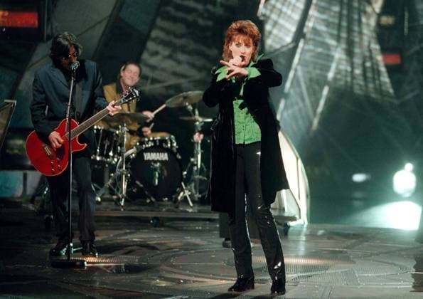 SCANPIX SWEDEN, 1997-05-02. Melodifestivalen - Eurovision Song Contest 1997. Bilden: Englands bidrag melodin - Love Shine a light - med Katrina and the Waves. Katrina Leskanich pa scenen. Gör en gest. x50020x *** SCANPIX SWEDEN, 1997 05 02 Melodifestivalen Eurovision Song Contest 1997 The image Englands entry Love Shine a light with Katrina and the Waves Katrina Leskanich on stage Making a gesture x50020x  Copyright: xLeifxRxJansson TTx 50020