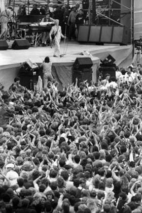 GÖTEBORG 19830612 David Bowie uppträder inför en entusiastisk publik pa Nya Ullevi i Göteborg. Göteborg Sverige x11014x *** GÖTEBORG 19830612 David Bowie performs in front of an enthusiastic audience at Nya Ullevi in Gothenburg Gothenburg Sweden x11014x  Copyright: xPeterxDiedrich SvD TT x DAVID BOWIE PA ULLEVI