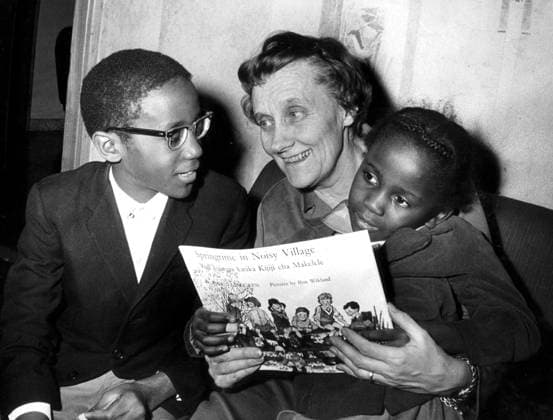 SCANPIX SWEDEN, 1967-12-13. Astrid Lindgren läser för barnen till Tanzanias ambassadör. Margrethe, i knät pa Astrid, och Einstein Muro lyssnar fascinerade, när Astrid läser ur en av sina böcker. x20360x *** SCANPIX SWEDEN, 1967 12 13 Astrid Lindgren reads to the children of Tanzanias ambassador Margrethe, on Astrids lap, and Einstein Muro listens in fascination as Astrid reads from one of her books x20360x  Copyright: xTTx 20360