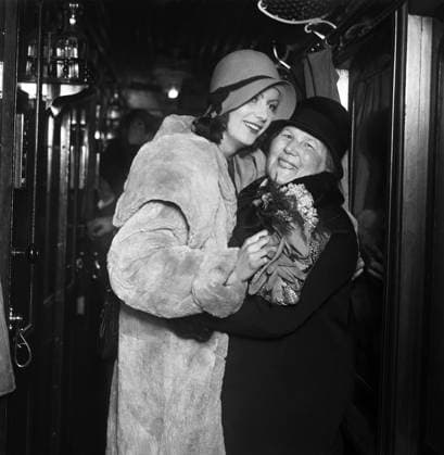STOCKHOLM 1929 Skadespelerskan Greta Garbo (1905-1990) med mamma Anna Lovisa Gustafsson. i en tagkupÃ pa väg fran Göteborg till Stockholm under ett av Garbos Sverigebesök. STOCKHOLM SVERIGE x1900x *** STOCKHOLM 1929 Actress Greta Garbo 1905 1990 with her mother Anna Lovisa Gustafsson in a roof cab on the way from Gothenburg to Stockholm during one of Garbos visits to Sweden STOCKHOLM SWEDEN x1900x  Copyright: xTTxHISTORICALx GRETA GARBO