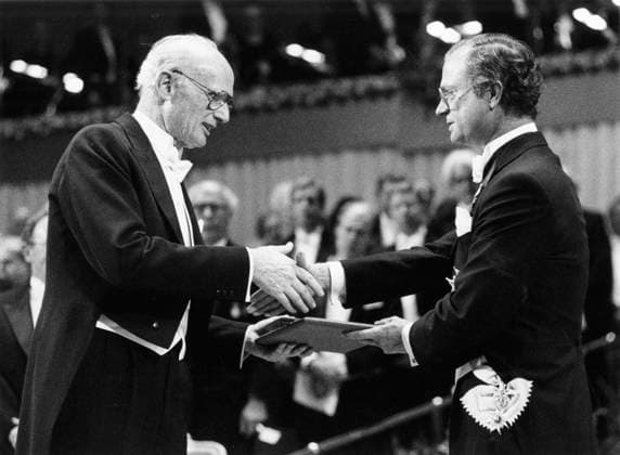 STOCKHOLM 1990-12-10 Den amerikanske nationalekonomen Harry Markowitz tar emot Sveriges Riksbanks pris i ekonomisk vetenskap till Alfred Nobels minne av Sveriges kung Carl XVI Gustaf vid Nobelprisceremonin 10:e december 1990 i konserthuset i Stockholm. Stockholm Sverige x37770x *** STOCKHOLM 1990 12 10 American economist Harry Markowitz receives the Sveriges Riksbank Prize in Economic Science in memory of Alfred Nobel from Swedens King Carl XVI Gustaf at the Nobel Prize ceremony on 10 December 1990 at the Stockholm Concert Hall Stockholm Sweden x37770x  Copyright: xTobbexGustavsson TTx HARRY MARKOWITZ NOBELPRISET 1990