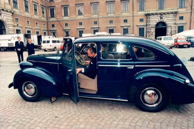 Stockholm 1996-04-29 Kung Carl XVI Gustaf mottar en Volvo PV 60 fran 1946 fran Kungliga Automobil Klubben, KAK Stockholm Sverige x50020x *** Stockholm 1996 04 29 King Carl XVI Gustaf receives a Volvo PV 60 from 1946 from the Royal Automobile Club, KAK Stockholm Sweden x50020x  Copyright: xLeifxRxJansson Pica TTx KUNGEN 50 AR PRESENT