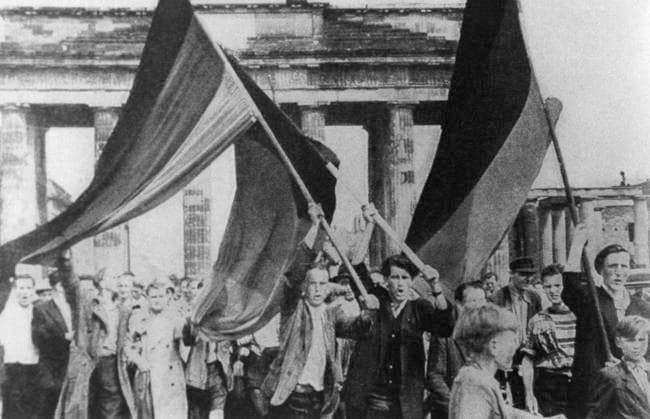 ÖSTBERLIN 19530617. Östberlinare demonstrerar framför Brandenburger Tor. ÖSTBERLIN ÖSTTYSKLAND x190x *** EAST BERLIN 19530617 East Berliners demonstrate in front of the Brandenburg Gate EAST BERLIN EASTERN GERMANY x190x  Copyright: xPrB xTTx x Östtysk demonstration