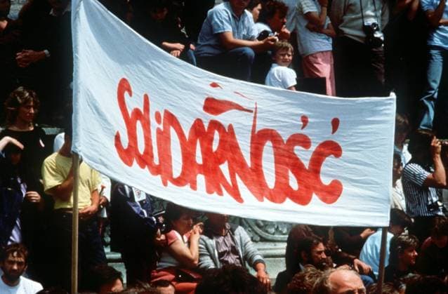 SCANPIX SWEDEN, 1989. Demonstration av polska fackförbundet Solidaritet. Ledaren var Lech Walesa. Bilden visar en banderoll med texten solidaritet pa polska. Demonstration x20360x *** SCANPIX SWEDEN, 1989 Demonstration by Polish trade union Solidarity The leader was Lech Walesa The picture shows a banner with the text Solidarity with Polish Demonstration x20360x  Copyright: xTTx 20360