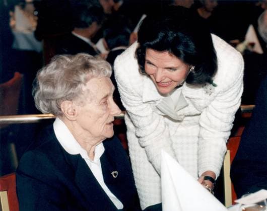 STOCKHOLM 19971203 Drottning Silvia talar med barnboksförfattarinnan Astrid Lindgren under en gallamiddig pa Grand hotell i Stockholm 3:e december 1997, i samband med ett statsbesök av Rysslands president Boris Jeltsin. STOCKHOLM SVERIGE x50020x *** STOCKHOLM 19971203 Queen Silvia speaks with childrens author Astrid Lindgren during a gala dinner at the Grand Hotel in Stockholm on 3 December 1997, on the occasion of a state visit by Russian President Boris Yeltsin STOCKHOLM SWEDEN x50020x  Copyright: xLeifxRxJanssonx xTTx DROTTNING SILVIA-ASTRID LINDGREN