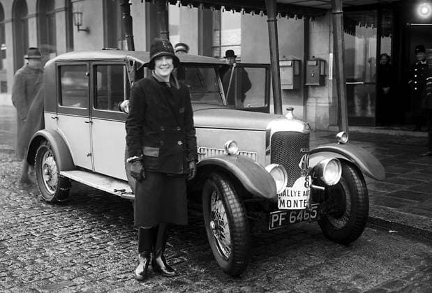ARKIV 1927 Kvinna framför en bil av märket AC som deltagit i Monte Carlo-rallyt vid Grand Hotell i Stockholm. Woman standing next to an AC. Stockholm Sverige x1900x *** ARKIV 1927 Woman in front of an AC car that participated in the Monte Carlo rally at the Grand Hotel in Stockholm Woman standing next to an AC Stockholm Sweden x1900x  Copyright: xTTxHISTORICALx AC