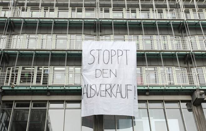 Bilder des Jahres 2023, News 02 Februar News Themen der Woche KW08 News Bilder des Tages An der Fassade vom Verlagsgebäude des Medienunternehmens Gruner + Jahr am Baumwall am Hamburger Hafen hängt ein riesiges Plakat, mit dem Mitarbeiter von Gruner + Jahr gegen den von Verlagseigentümer RTL angekündigten Stellenabbau protestieren. 700 Arbeitsplätze sollen beim Traditionsunternehmen gestrichen werden. Altstadt Hamburg *** On the façade of the publishing building of the media company Gruner Jahr at Baumwall at the Hamburg harbor hangs a huge poster with which employees of Gruner Jahr protest against the job cuts announced by the publishers owner RTL 700 jobs are to be cut at the traditional company Old Town Hamburg