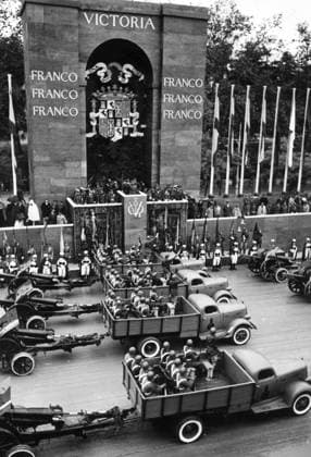 SPANIEN MADRID 1939-05-20. Spanska inbördeskriget. 1936 bryter inbördeskrig ut i Spanien. De spanska republikanerna gjorde tappert motstand i tre ar mot den fascistiska militären innan de kapitulerade. Ledare för fascisterna var general Fransisco Franco. Han segrade inte minst tack vare massivt militärt stöd fran Italien och Tyskland. I april 1939 uprättade Franco en diktatur. Bilden visar Francos segerparad genom Madrid sedan han vunnit spanska inbördeskriget 1939. MADRID SPANIEN PB-KOD: 190 x190x *** SPAIN MADRID 1939 05 20 Spanish Civil War 1936 civil war breaks out in Spain The Spanish Republicans bravely resisted the fascist military for three years before surrendering The leader of the fascists was General Francisco Franco  Copyright: xPressensxBild TTx SEGERPARAD