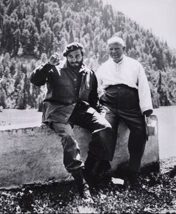 SCANPIX SWEDEN, 1963. Nikita Chrusjtjov och Fidel Castro. Chrusjtjov (t.h.) och Castro vid sjön Ritsa i Kaukasusbergen efter Cubakrisen 1963. Sitter bada pa en stenmur med skog i bakgrunden. Politiker x20360x *** SCANPIX SWEDEN, 1963 Nikita Khrushchev and Fidel Castro Khrushchev right and Castro at Lake Ritsa in the Caucasus Mountains after the Cuban Missile Crisis 1963 Sitting swimming on a stone wall with a forest in the background Politicians x20360x  Copyright: xTTx 20360