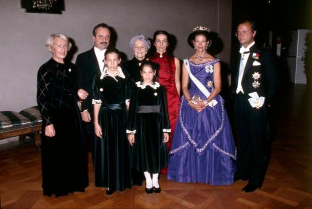 Italian neurobiologist Rita Levi-Montalcini (left) with family, children and grandchildren poses with Queen Silvia and King Carl XVI Gustaf of Sweden after receiving the Nobel Prize in Medicine Physiology in Stockholm, Sweden, December 10, 1986. Stockholm SWEDEN ROY x20360x *** Italian neurobiologist Rita Levi Montalcini left with family, children and grandchildren poses with Queen Silvia and King Carl XVI Gustaf of Sweden after receiving the Nobel Prize in Medicine Physiology in Stockholm, Sweden, December 10, 1986 Stockholm SWEDEN ROY x20360x  Copyright: xSvensktxPressfoto TTx NOBEL PRIZE 1986 LEVI-MONTALCINI