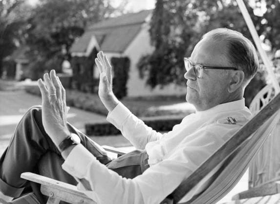 ARKIV CA 1962 Statsminister Tage Erlander sittandes i en solstol under sin semester pa Harpsund. HARPSUND SVERIGE x190x *** ARCHIVE CA 1962 Prime Minister Tage Erlander sitting in a deckchair during his holiday at Harpsund HARPSUND SWEDEN x190x  Copyright: xPrB xTTx x TAGE ERLANDER