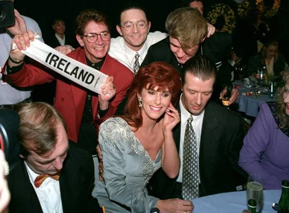 ARKIV 1992-05-09 Den irländska delegationen med sangerskan Linda Martin under omröstningen efter att ha framfört sangen Why me i Eurovisionsschlagerfinalen pa Malmö isstadion 9:e maj 1992. Irland vann pa 152 poäng. Malmö Sverige x1014x *** ARCHIVE 1992 05 09 The Irish delegation with singer Linda Martin during the voting after performing the song Why me in the Eurovision Song Contest final at Malmö ice stadium on 9th May 1992 Ireland won on 152 points Malmö Sweden x1014x  Copyright: xTobiasxRöstlundx xTTx x EUROVISION 1992
