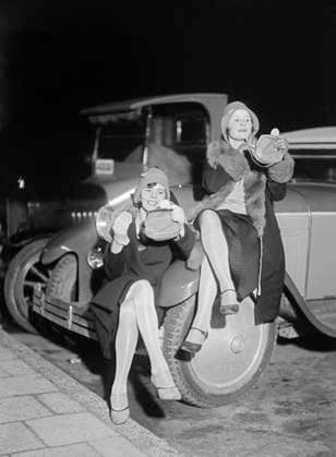 STOCKHOLM 19310501. Tva flickor pudrar sig invid en bil. Kvällsbild med magnesiumblixt. STOCKHOLM SVERIGE x1046x *** STOCKHOLM 19310501 Two girls powder themselves next to a car Evening picture with magnesium flash STOCKHOLM SWEDEN x1046x  Copyright: xPeddyxMobergx xTTx FLICKOR MED PUDERDOSA