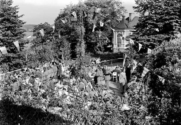 ARKIV 1940 Försvarsorganisationen Landstormen midsommarfestar pa Lidingöbro värdshus Lidingö Sverige x1900x *** Archive 1940 The Defence Organisation Landstorm midsummer celebrations at Lidingöbro inn Lidingö Sweden x1900x  Copyright: xTTxHISTORICALx LANDSTORMEN