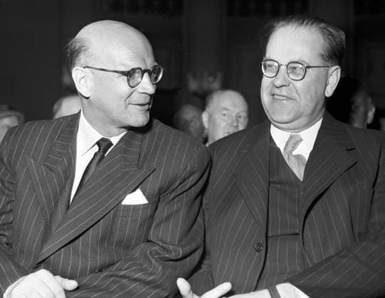 ARKIV 1952 Finländske presidenten Urho Kekkonen och svenska statsministern Tage Erlander i samsprak. Finish president Urho Kekkonen and Swedish prime minister Tage Erlander. Sverige x1900x *** ARCHIVE 1952 Finnish President Urho Kekkonen and Swedish Prime Minister Tage Erlander in conversation Finish president Urho Kekkonen and Swedish prime minister Tage Erlander Sweden x1900x  Copyright: xTTxHISTORICALx KEKKONEN-ERLANDER