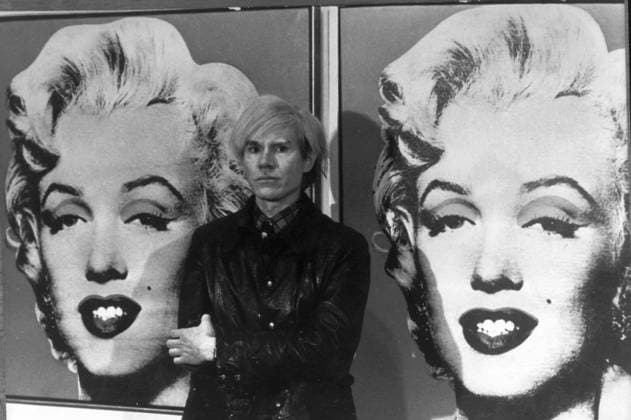 1962. Andy Warhol var den amerikanska popkonstens okrönte kung. SuccÃ n som han drömde om under hela 50-talet förverkligades 1962 da han lydde en god väns rad att börja mala dollarsedlar. Ungefär samtidigt tillkom de första warholska variationerna av Campbells soppburkar. Pa bilden poserar han framför sin seriegrafi av Marilyn Monroe. Andy Warhol dog 1987. PB-KOD: 190 x190x *** 1962 Andy Warhol was the uncrowned king of American pop art The success he dreamed of throughout the 1950s was realised in 1962 when he obeyed a good friends advice to start grinding dollar bills Around the same time, the first Warholian variations of Campbells soup cans were created In the photo, he poses in front of his comic strip of Marilyn Monroe  Copyright: xPressensxBild TTx ANDY WARHOL