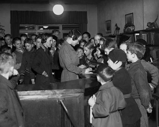 ARKIV 1937 Läshungriga barn flockas kring utlaningsdisken pa Stadsbibliotekets filial pa Södermalm. Young people at the library at Södermalm in Stockholm. Stockholm Sverige x1900x *** ARCHIVE 1937 Children hungry for reading flock around the circulation desk at the City Librarys branch on Södermalm Young people at the library at Södermalm in Stockholm Stockholm Sweden x1900x  Copyright: xTTxHistoricalx STADSBIBLIOTEKET