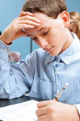 Cute adolescent school boy concentrates while taking a standardized test. Copyright: xLisaxF.xYoungx xDesignxPicsx , 32061714 Copyright: LisaxF.xYoungx xDesignxPics 32061714