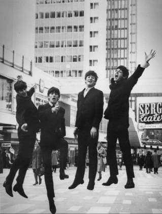 SCANPIX SWEDEN, 1963. The Beatles pa Stockholmbesök. Pa bilden: Visar gruppmedlemmarna inklippta pa Sergels torg med höghusen i bakgrunden. Hoppar upp med uppsträckta armar. Sverige x20360x *** SCANPIX SWEDEN, 1963 The Beatles on a visit to Stockholm The picture shows the members of the group clipped in Sergels torg with the high-rise buildings in the background Jumping up with arms outstretched Sweden x20360x  Copyright: xTTx THE BEATLES STOCKHOLM
