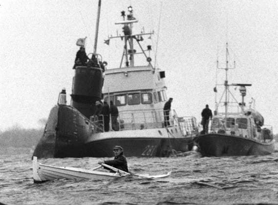 KARLSKRONA 198110 The Soviet submarine U 137 on the ground in Gasefjärden in Karlskrona skärgard The man in the foreground is running away with his Blekingeeka KARLSKRONA SWEDEN x1001x  Copyright: xJANxCOLLSIÖÖx xTTx U 137 PA GRUND 1981