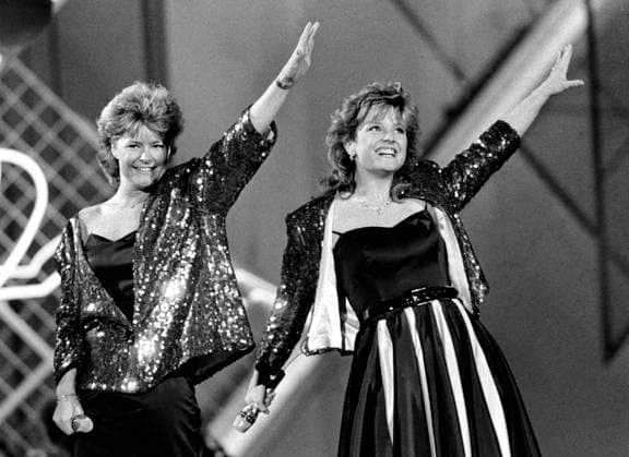 ARKIV 1985-05-04 Den norska duon Bobbysocks med Elisabeth Andreassen (tv) och Hanne Krogh (th) framför det norska bidraget La det swinge i Eurovisionsschlagerfinalen i Scandinavium i Göteborg 4:e maj 1985. Göteborg Sverige x50100x *** ARCHIVE 1985 05 04 The Norwegian duo Bobbysocks with Elisabeth Andreassen tv and Hanne Krogh th performing the Norwegian contribution La det swinge in the Eurovision Song Contest Final in the Scandinavium in Gothenburg 4th May 1985 Gothenburg Sweden x50100x  Copyright: xAndersxHolmströmx xTTx x EUROVISION 1985