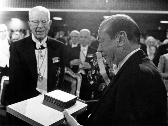 STOCKHOLM 1971-12-10. Earl W. Sutherland, amerikansk fysiolog och farmakolog har tilldelats Nobelpriset i fysiologi eller medicin av Sveriges kung Gustaf VI Adolfs vid Nobelprisceremonin i Stockholms konserthus. Stockholm Sverige x190x *** STOCKHOLM 1971 12 10 Earl W Sutherland, American physiologist and pharmacologist has been awarded the Nobel Prize in Physiology or Medicine by Swedens King Gustaf VI Adolf at the Nobel Prize Ceremony in Stockholms Concert Hall Stockholm Sweden x190x  Copyright: xOllexLindeborg TTx NOBELPRISUTDELNINGEN 1971 - SUTHERLAND