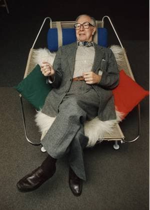 STOCKHOLM 1988-10-13 Den danske möbelformgivaren Hans Wegner. Foto Ragnhild Haarstad SvD SCANPIX kod 11014 Stockholm Sverige x11014x *** STOCKHOLM 1988 10 13 Danish furniture designer Hans Wegner Photo Ragnhild Haarstad SvD SCANPIX code 11014 Stockholm Sweden x11014x  Copyright: xRagnhildxHaarstadx xSvDx xTTx HANS J WEGNER