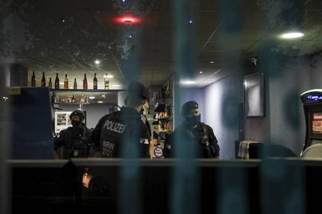 Razzia gegen Clan-Kriminalität *** NUR FÜR REDAKTIONELLE ZWECKE *** EDITORIAL USE ONLY ***<p>Polizisten kontrollieren am Samstag, 15. August 2020 ein CafÃ während einer Razzia gegen Clan-Kriminalität in Essen. Deutschland NRW Essen Copyright: SocratesxTassos *** Raid against Clan Crime *** ONLY FOR EDITORIAL PURPOSE *** EDITORIAL USE ONLY *** P Police officers check on Saturday, 15 August 2020 a cafÃ during a Raid against Clan Crime in Food Germany NRW Food Copyright Socrates x Tassos Copyright: SocratesxTassos doc7bwl5jokjbl4j4ir1k4t EDITORIAL USE ONLY